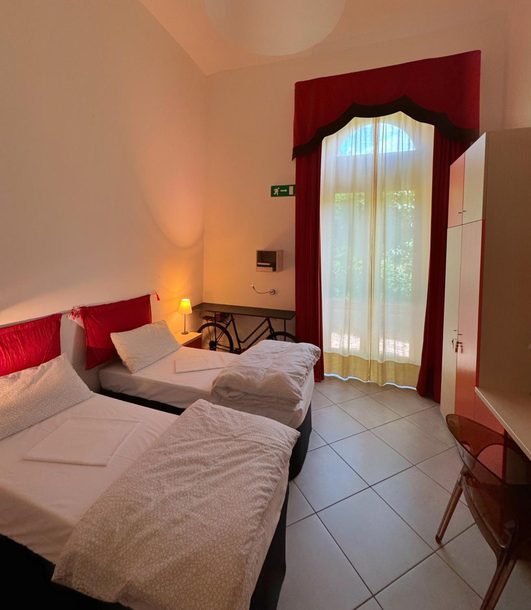 Auberge De La Gare - Dortoir & Ostello Hone Exteriér fotografie